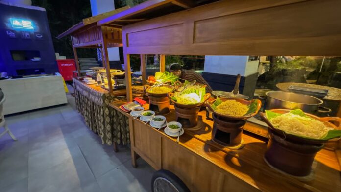 Sensasi Kuliner Makanan Jawa di Pinggir Kolam Hotel Bintang Empat di Angkringan Kimaya Sudirman Yogyakarta by HARRIS