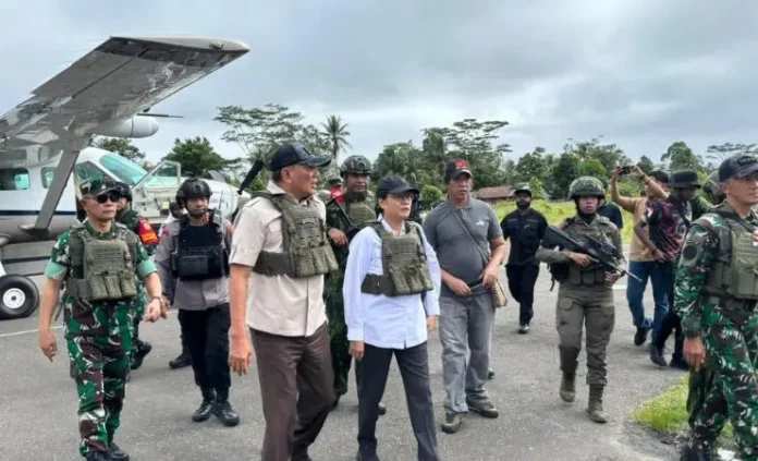 Menkeu Sri Mulyani Didapmping Menahan Syafri lakukan kunjungan ke Nduga, Papua Pegunungan