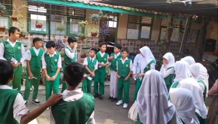 Suasana Haru Saat Pengumuman Kelulusan MI Hidayatul Athfal Citayem