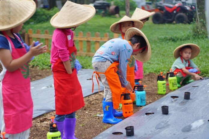 Pas Buat Liburan Edukatif di Bogor, Serunya Belajar Menanam untuk Anak dan Keluarga di “Little Farm”
