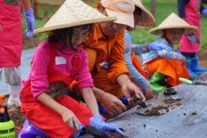 Pas Buat Liburan Edukatif di Bogor, Serunya Belajar Menanam untuk Anak dan Keluarga di “Little Farm”