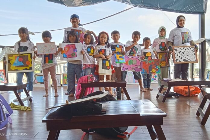Melukis di Atas Kaos, Anak-anak Sanggar Obor Sakti Tunjukkan Bakat di Resital Kelas Lukis!