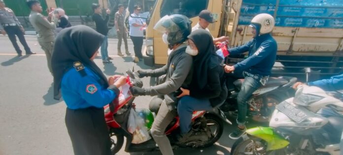 Rayakan Semangat 17 Agustus, Polsek Cijeruk Bagikan Bendera Merah Putih ke Pengguna Jalan
