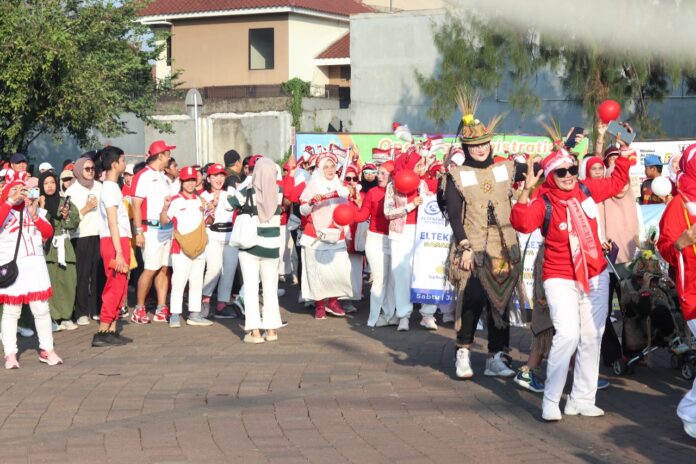 Warga RW 013 Kompak, Kostum Unik Hiasi Columbus Family Fun Walk 2025