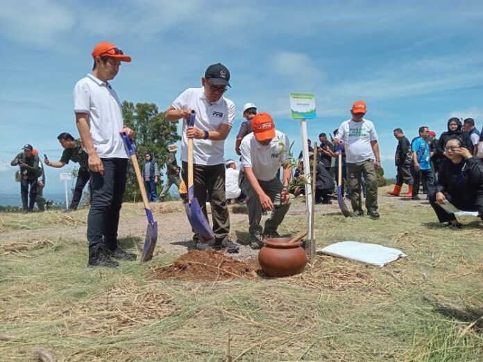 Menko PMK Pratikno Pimpin Penanaman 100.000 Pohon di Lembah Nendeut, Bogor Menko PMK Pratikno Pimpin Penanaman 100.000 Pohon di Lembah Nendeut, Bogor