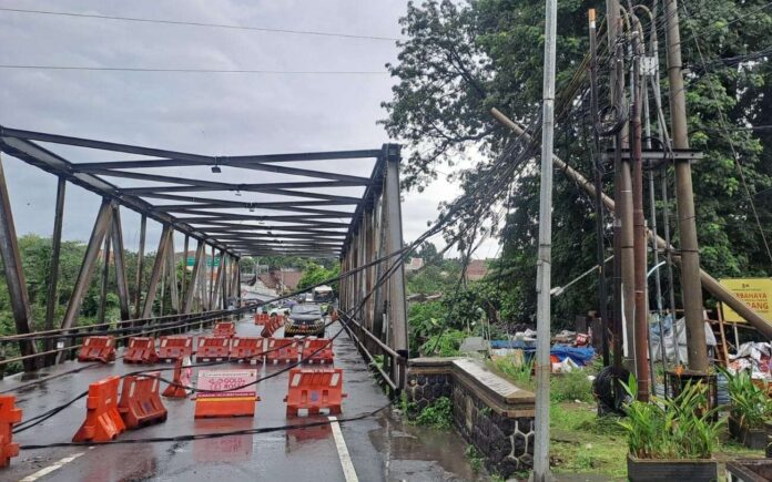 Longsor Tutup Jalan RE Martadinata Bogor, Tiang Listrik Roboh