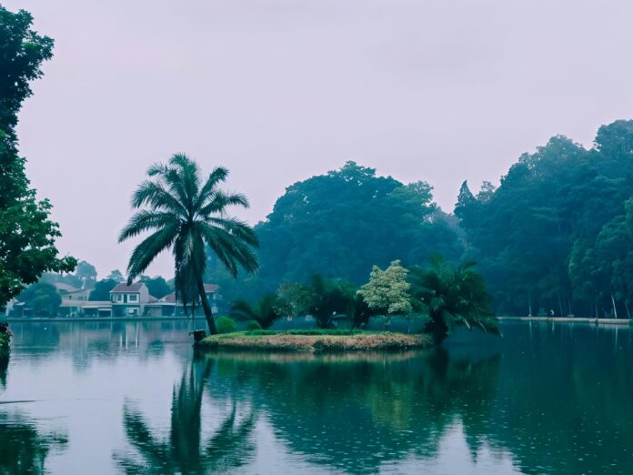 Santai dan Asri di Danau Situ Gede Bogor Santai dan Asri di Danau Situ Gede Bogor