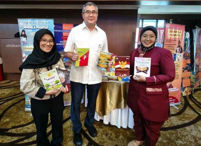 Bukan Sekadar Tugas Kuliah: Mahasiswa Esa Unggul Tampilkan Buku Karya Nyata di Festival Project