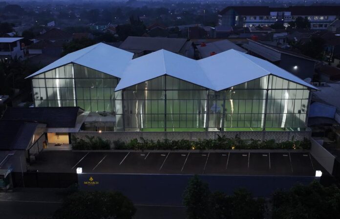 Tak Sekadar Lapangan Olahraga, Monarch Padel Rezky Aditya Tampil Ikonik dengan Desain Tropis