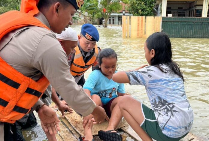 Brimob Polda Jabar Hadir di Garis Terdepan Bantu Warga Terdampak Banjir Karawang