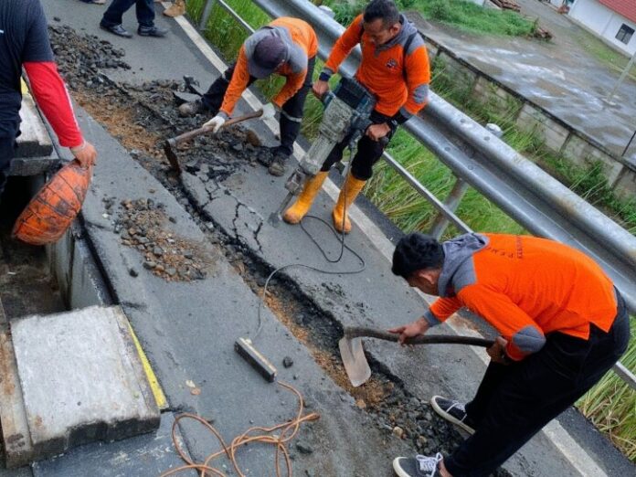 Retak Parah, Jalan Saleh Danasasmita Batutulis Ditutup Sementara Retak Parah, Jalan Saleh Danasasmita Batutulis Ditutup Sementara