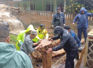 Jembatan Alternatif Pasir Ipis Putus Diterjang Hujan Deras, Polsek Cisarua Lakukan Evakuasi Jembatan Alternatif Pasir Ipis Putus Diterjang Hujan Deras, Polsek Cisarua Lakukan Evakuasi