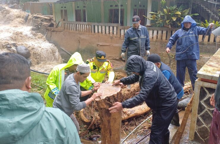 Jembatan Alternatif Pasir Ipis Putus Diterjang Hujan Deras, Polsek Cisarua Lakukan Evakuasi Jembatan Alternatif Pasir Ipis Putus Diterjang Hujan Deras, Polsek Cisarua Lakukan Evakuasi