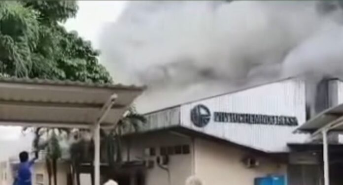 Pabrik PT Phytocemindo Reksa di Gunung Putri Bogor Terbakar, Api Berhasil Dipadamkan Tanpa Korban Pabrik PT Phytocemindo Reksa di Gunung Putri Bogor Terbakar, Api Berhasil Dipadamkan Tanpa Korban