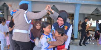 Kepedulian Polwan Polda Jabar bagi Anak-Anak Pengungsi Longsor di Cisarua Kepedulian Polwan Polda Jabar bagi Anak-Anak Pengungsi Longsor di Cisarua