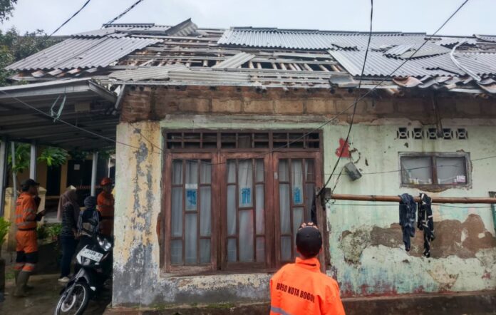 Hujan Lebat dan Angin Kencang Rusak Lima Rumah di Bogor Utara Hujan Lebat dan Angin Kencang Rusak Lima Rumah di Bogor Utara