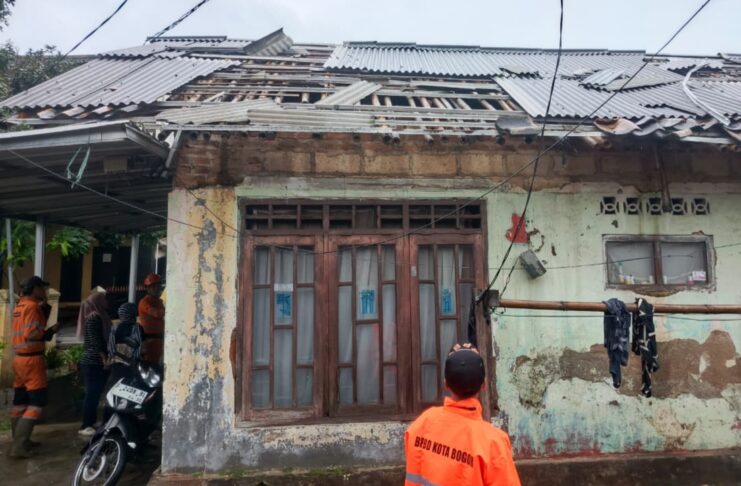 Hujan Lebat dan Angin Kencang Rusak Lima Rumah di Bogor Utara Hujan Lebat dan Angin Kencang Rusak Lima Rumah di Bogor Utara