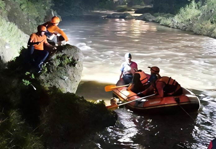 Bocah 8 Tahun Hanyut di Sungai Cisadane Bogor, Tim SAR Kerahkan Ratusan Personel Bocah 8 Tahun Hanyut di Sungai Cisadane Bogor, Tim SAR Kerahkan Ratusan Personel