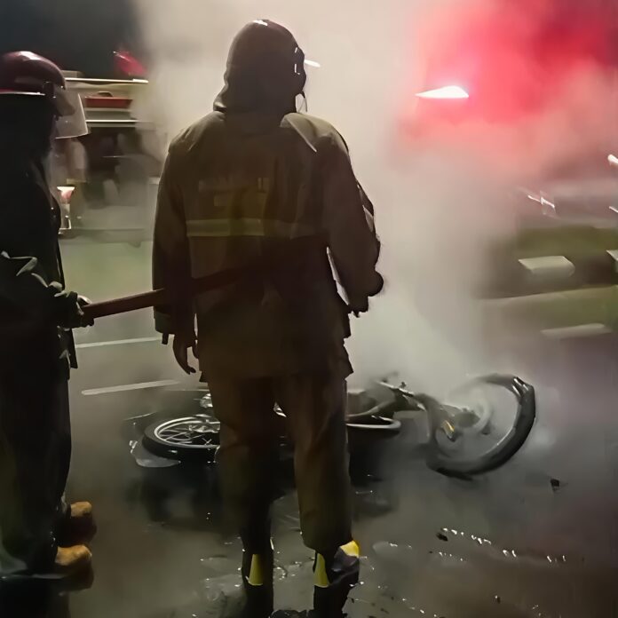 Motor Yamaha RX-King Terbakar Usai Tabrak Ambulans di Lingkar Stadion Pakansari Cibinong Motor Yamaha RX-King Terbakar Usai Tabrak Ambulans di Lingkar Stadion Pakansari Cibinong