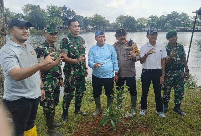Polsek Cibinong Gelar Penanaman Pohon Hutan Kota di Setu Gedong, Libatkan 100 Peserta