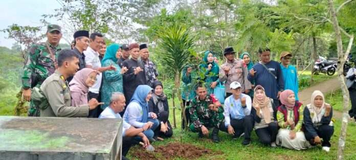 Polsek Rancabungur Gelar Penanaman Pohon Serentak Bertema “Hutan Kota”, Perkuat Sinergi Jaga Lingkungan