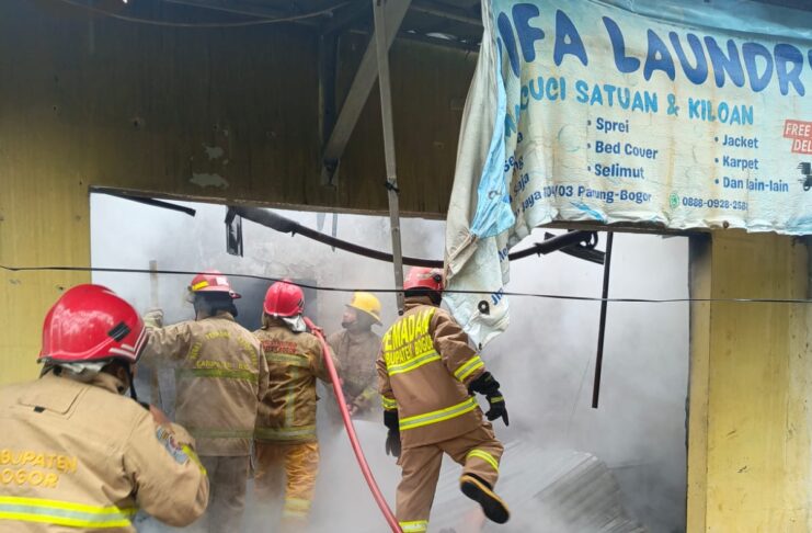 Kebakaran Toko Laundry di Parung Bogor Akibat Kebocoran Gas, Damkar Padamkan Api dalam 1 Jam Kebakaran Toko Laundry di Parung Bogor Akibat Kebocoran Gas, Damkar Padamkan Api dalam 1 Jam