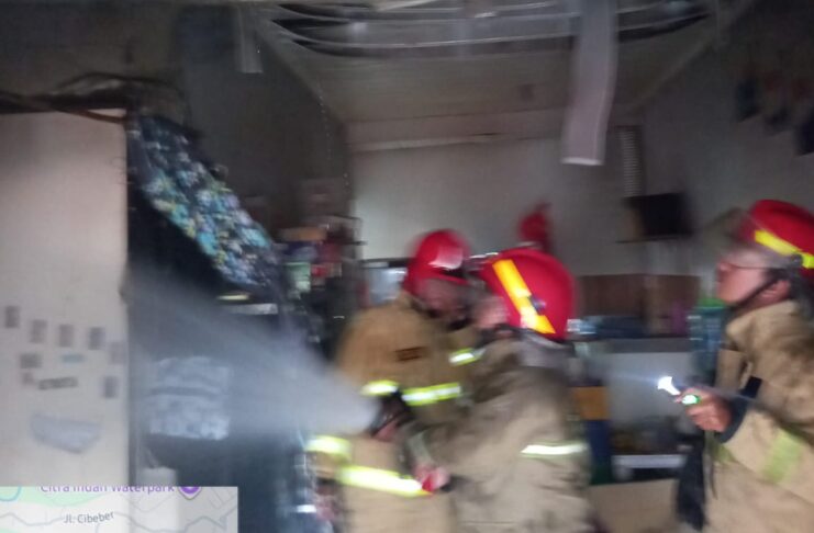 Kebakaran Rumah di Jonggol Berhasil Dipadamkan Damkar, Diduga Akibat Korsleting Listrik Kebakaran Rumah di Jonggol Berhasil Dipadamkan Damkar, Diduga Akibat Korsleting Listrik