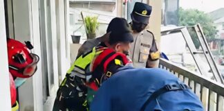 Damkar Cibinong Evakuasi Penemuan Jenazah Pria di Kontrakan Cilebut, Akses Sempit Jadi Kendala Damkar Cibinong Evakuasi Penemuan Jenazah Pria di Kontrakan Cilebut, Akses Sempit Jadi Kendala