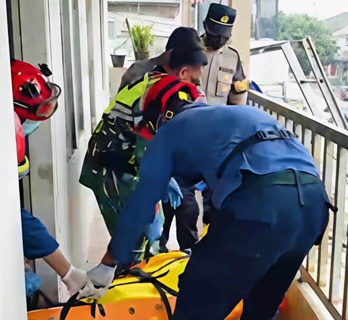 Damkar Cibinong Evakuasi Penemuan Jenazah Pria di Kontrakan Cilebut, Akses Sempit Jadi Kendala