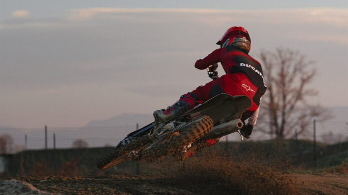Ducati Luncurkan Desmo450 MX Factory, Motor Motocross 104 Kg dengan Suspensi Showa & Knalpot Akrapovič