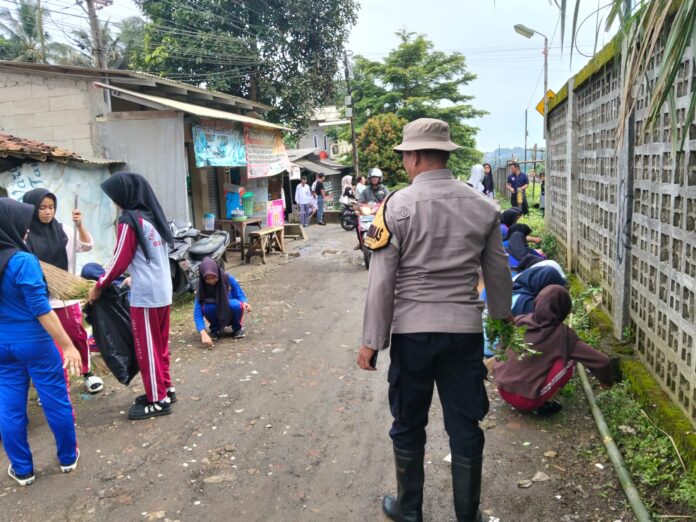 Ratusan Siswa SMP–SMK Triwijaya dan Polsek Cijeruk Gelar Jumat Bersih di Ciadeg Ratusan Siswa SMP–SMK Triwijaya dan Polsek Cijeruk Gelar Jumat Bersih di Ciadeg