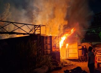 Kebakaran Kontainer di Klapanunggal, Damkar Sektor Cileungsi Bergerak Cepat Padamkan Api Kebakaran Kontainer di Klapanunggal, Damkar Sektor Cileungsi Bergerak Cepat Padamkan Api