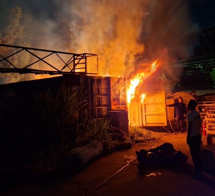 Kebakaran Kontainer di Klapanunggal, Damkar Sektor Cileungsi Bergerak Cepat Padamkan Api