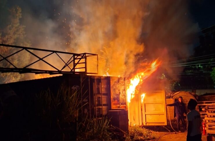 Kebakaran Kontainer di Klapanunggal, Damkar Sektor Cileungsi Bergerak Cepat Padamkan Api Kebakaran Kontainer di Klapanunggal, Damkar Sektor Cileungsi Bergerak Cepat Padamkan Api