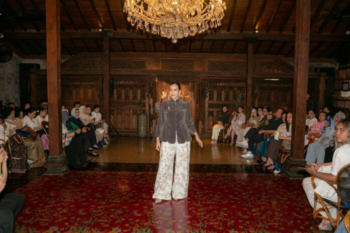SISSAE Gandeng Eva Margawaty, Luncurkan ANGGREK Raya Capsule Collection 1447 H SISSAE Gandeng Eva Margawaty, Luncurkan ANGGREK Raya Capsule Collection 1447 H