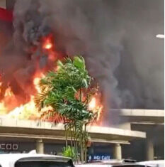 Kebakaran Hebat di Mal Ciputra Cibubur, Asap Tebal Membumbung ke Udara Kebakaran Hebat di Mal Ciputra Cibubur, Asap Tebal Membumbung ke Udara