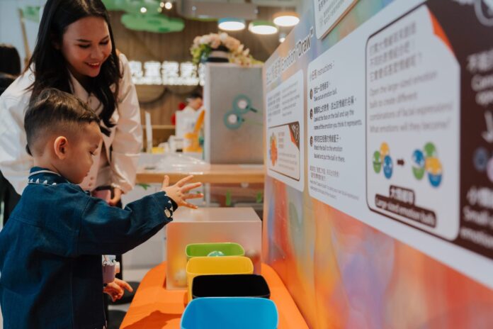 Nutrilon Royal dan Indomaret Bawa 5 Keluarga Indonesia Ikuti Edutrip Sains ke Hong Kong Nutrilon Royal dan Indomaret Bawa 5 Keluarga Indonesia Ikuti Edutrip Sains ke Hong Kong