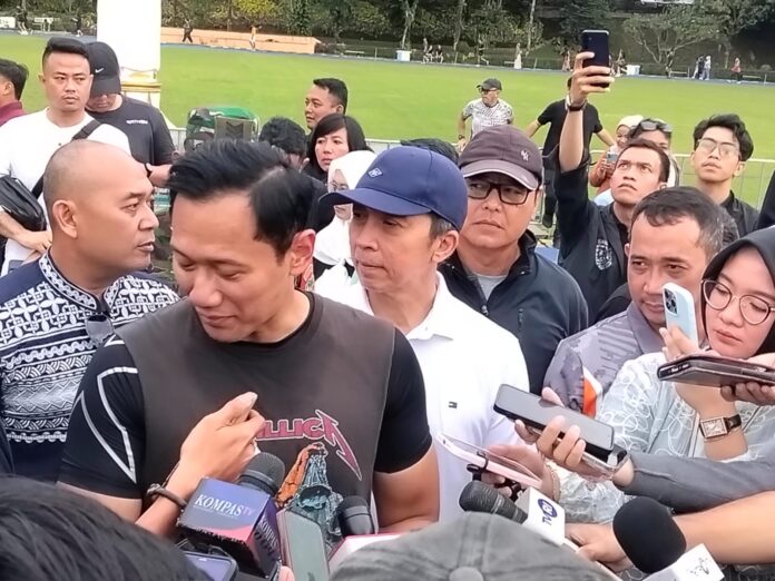 AHY Ngabuburit di Bogor Naik Vespa, Main Basket hingga Soroti Infrastruktur AHY Ngabuburit di Bogor Naik Vespa, Main Basket hingga Soroti Infrastruktur