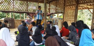 Di Cijeruk Bogor, Anak-Anak Belajar Matematika dan Kaligrafi untuk Menguatkan Iman di Bulan Ramadhan Ramadhan Ceria Putra Bangsa Di Cijeruk Bogor, Anak-Anak Belajar Matematika dan Kaligrafi untuk Menguatkan Iman di Bulan Ramadhan
