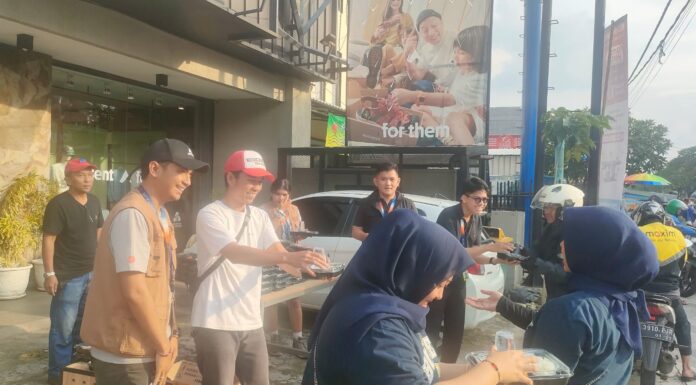 Aksi Sosial Ramadan, Eiger Margonda Depok Bagi 200 Takjil Gratis untuk Pengguna Jalan Aksi Sosial Ramadan, Eiger Margonda Depok Bagi 200 Takjil Gratis untuk Pengguna Jalan