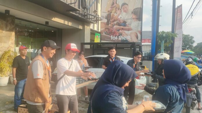 Aksi Sosial Ramadan, Eiger Margonda Depok Bagi 200 Takjil Gratis untuk Pengguna Jalan