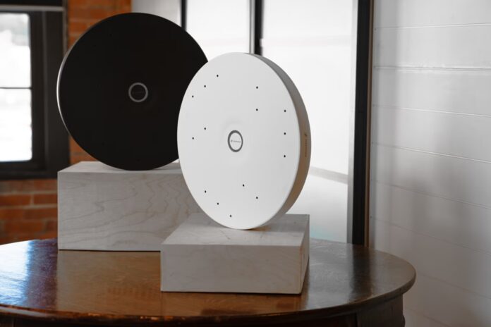 Pleneo x Sennheiser Perkenalkan Room Kit Berteknologi AI untuk Ruang Meeting Besar