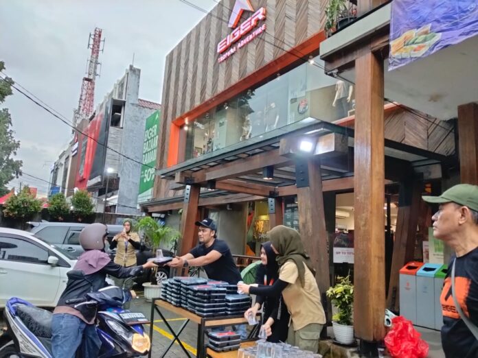 Hangatkan Ramadan, Eiger Tropical Adventure Berbagi Takjil untuk Pengguna Jalan