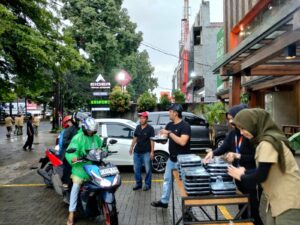 Hangatkan Ramadan, Eiger Tropical Adventure Berbagi Takjil untuk Pengguna Jalan