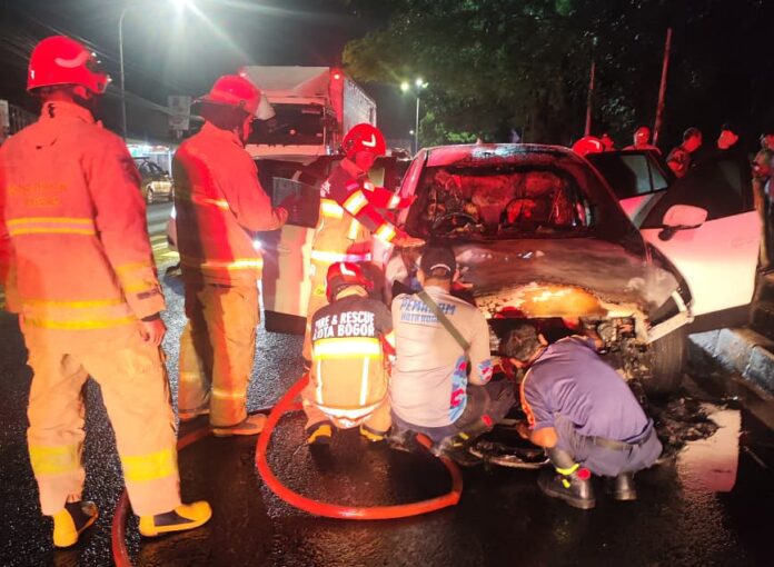 Mobil Terbakar di Jalan Raya Jakarta–Bogor, Damkar Kabupaten Bogor Bergerak Cepat Padamkan Api