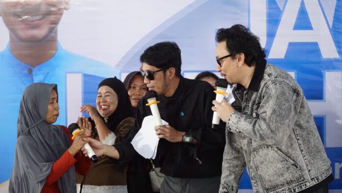 Vincent dan Desta Turun Langsung Hibur Warga di Program CSR usmile