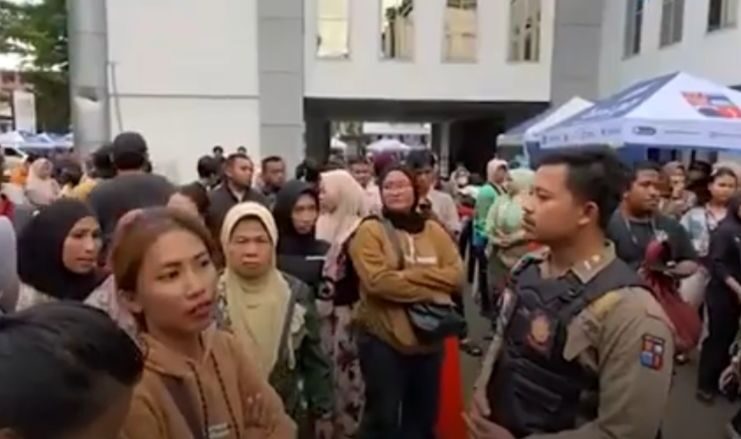 Penukaran Uang Baru di Balai Kota Bogor Ricuh, Banyak Warga Tak Kebagian Kupon Penukaran Uang Baru di Balai Kota Bogor Ricuh, Banyak Warga Tak Kebagian Kupon