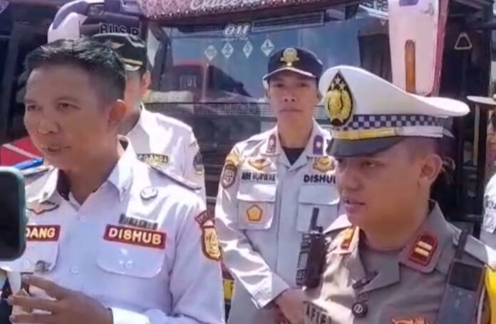 Dishub Bogor Pastikan 15 Kendaraan Angkutan Mudik Laik Jalan Lewat Ramcek Bersama Tim Audit Dishub Bogor Pastikan 15 Kendaraan Angkutan Mudik Laik Jalan Lewat Ramcek Bersama Tim Audit