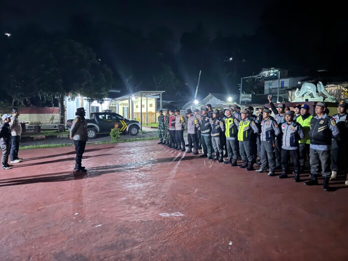 Polsek Megamendung Gelar KRYD, Amankan 30 Botol Miras dan Sosialisasikan Call Center 110