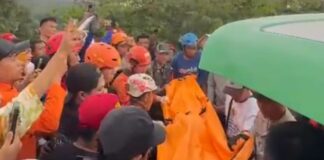 Korban Hanyut di Citeureup Ditemukan Setelah 5 Jam Pencarian Korban Hanyut di Citeureup Ditemukan Setelah 5 Jam Pencarian